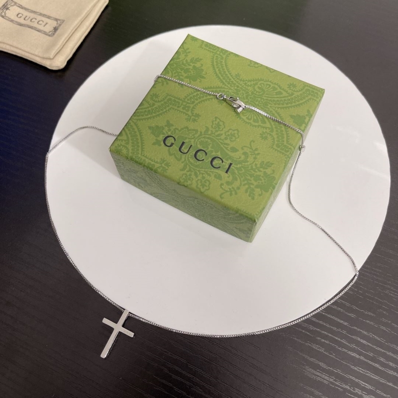 G*u*i necklaces